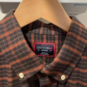 UNTUCKit lightweight flannel men’s shirt